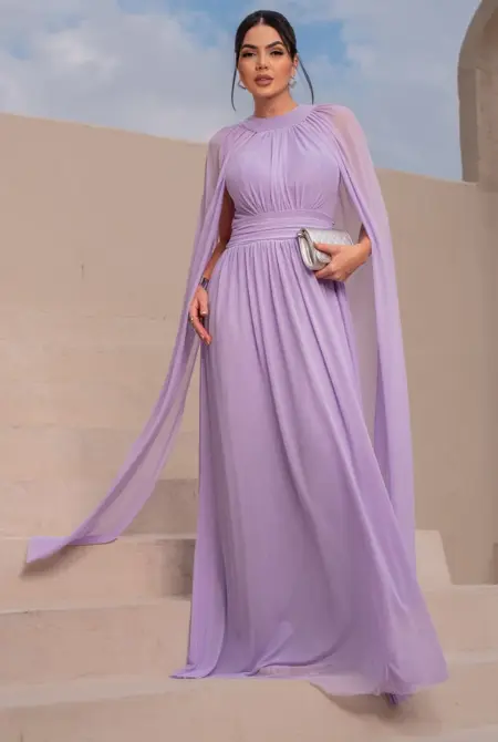 Vestido longo de tule con gola e manga capa
